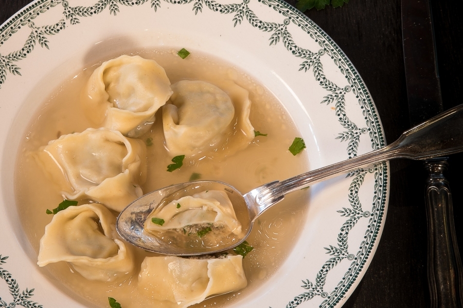 Пельмени с бульоном и овощами